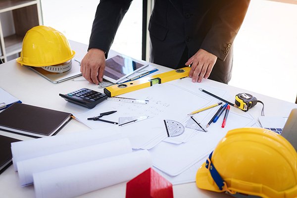 Construction Invoice Factoring. Construction contractor on job site